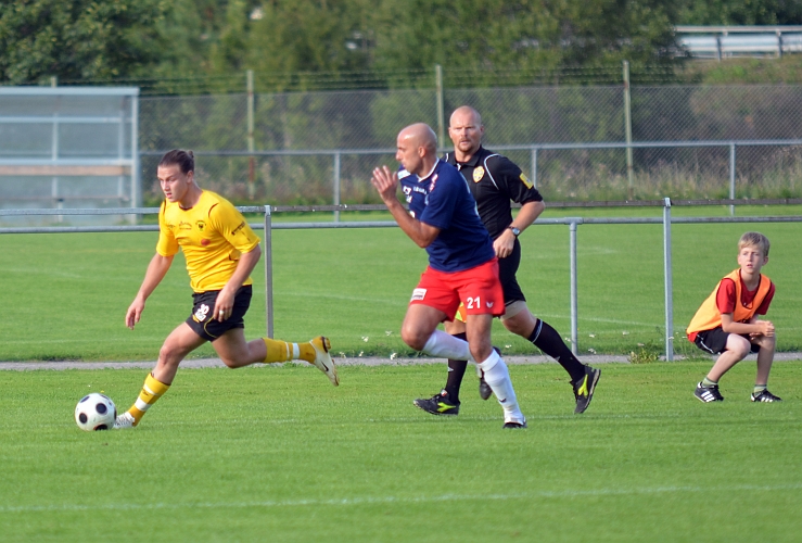 2011_0821_11.JPG - Emil Viborg rycker förbi på utsidan av försvararen